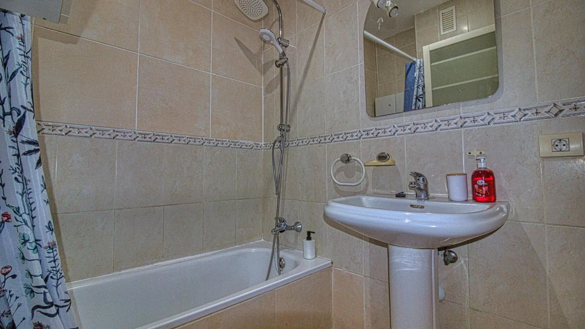 Lann Isis Apartman Arona 0*,